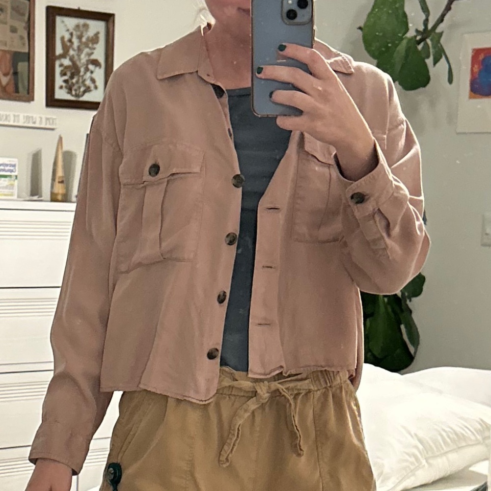 Two Pockets Cropped Button Down - Picture 3 of 3